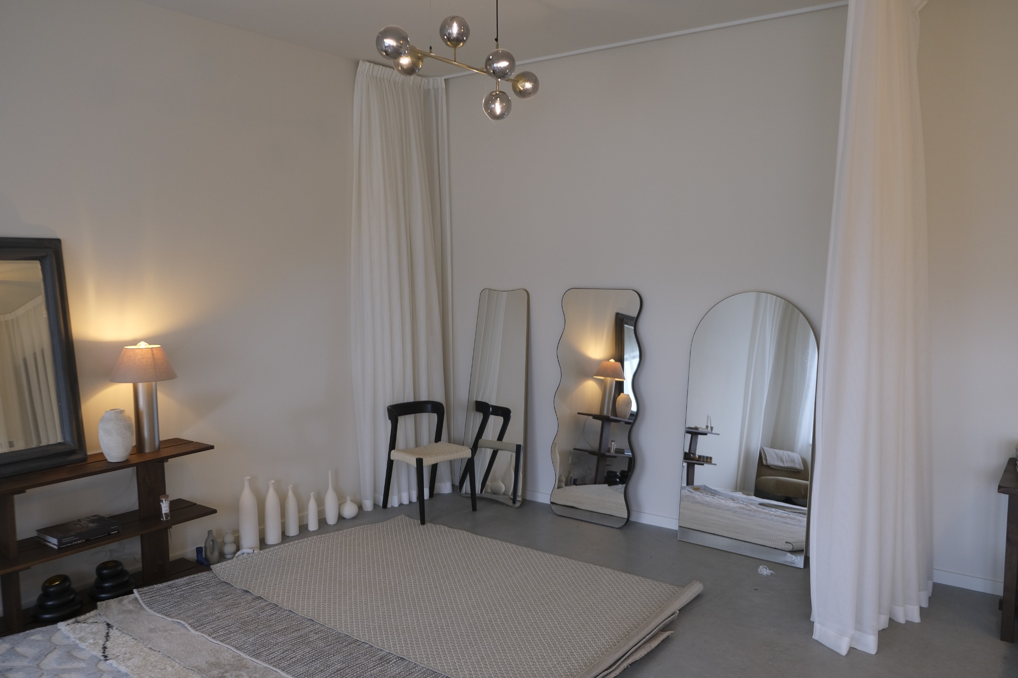 Kijkje in de VIDI Home showroom met spiegels en verlichting