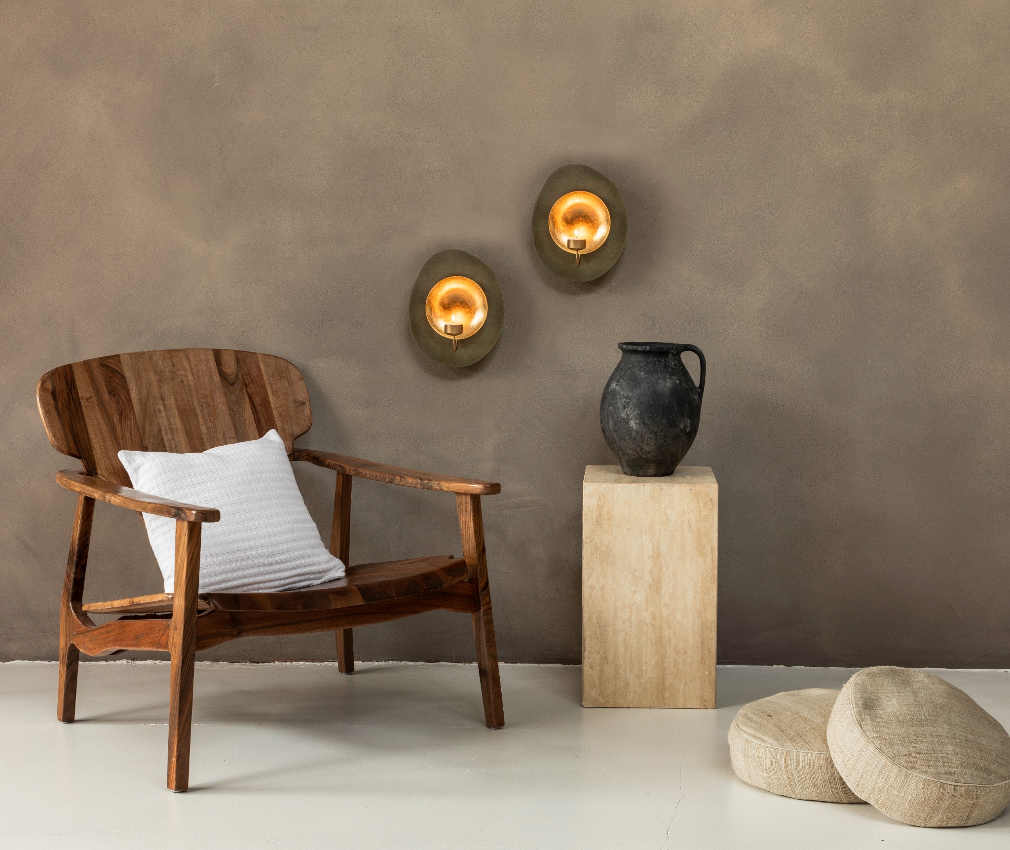 Fauteuil met goudkleurige wanddecoratie in een interieur